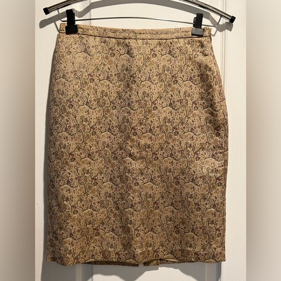 LOFT Dresses & Skirts - Ann Taylor LOFT Skirt Gold metallic threading Excellent condition Size 2